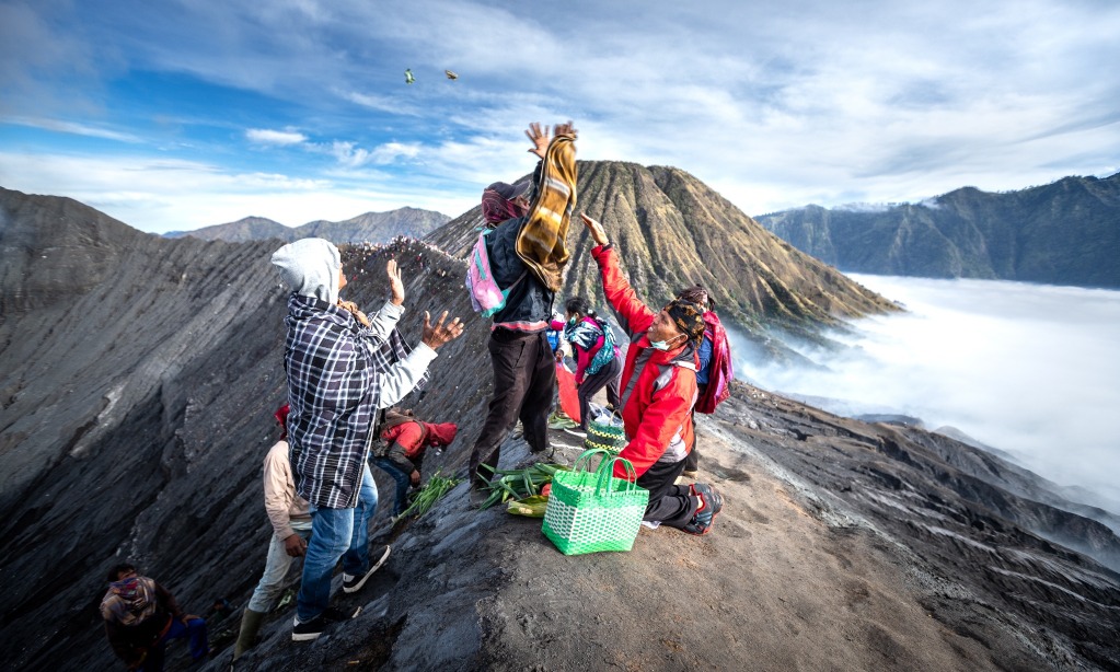 Mengenal Upacara Adat Yadnya Kasada Suku Tengger Bromo
