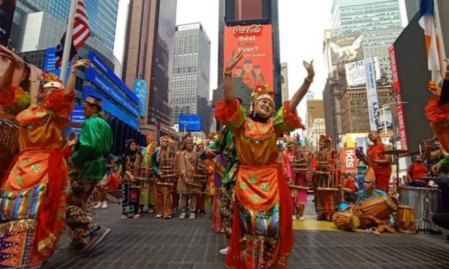 <i>Flash Mob</i> Angklung Pertama Kali Di Times Square New York