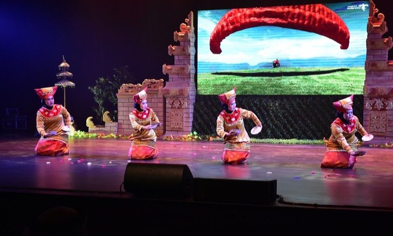 Tari Tradisional Dan Angklung Tampil Di Festival Bahrain