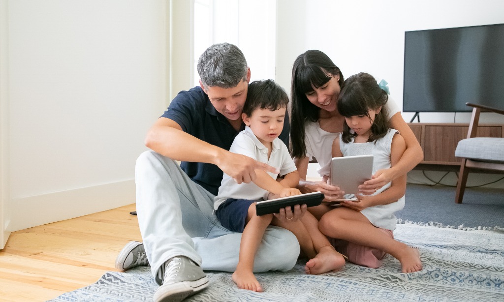 Cara Efektif Terapkan <i>Digital Parenting</i>