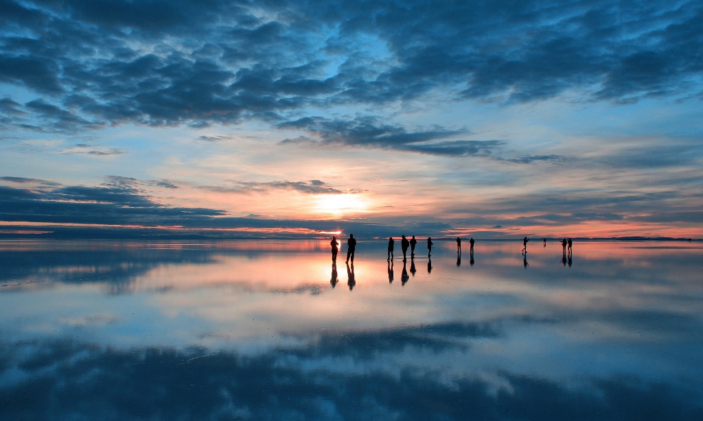 Bercermin Di Dataran Garam Salar de Uyuni