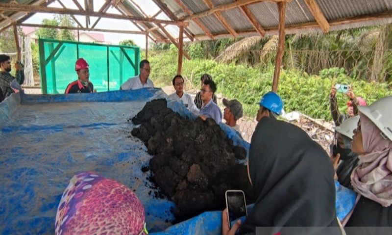 ULM Kenalkan Teknologi Ubah Limbah Kelapa Sawit Jadi Pakan Ikan