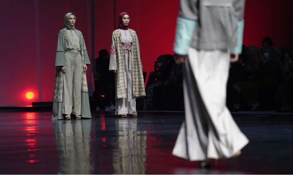 Lestarikan Wastra Nusantara, ESTEEN Gandeng Pondok Sutra di JMFW 2023