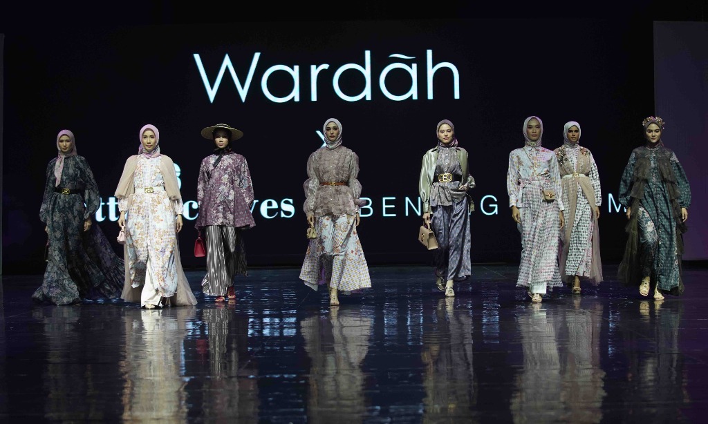 Buttonscarves x Benang Jarum Terinspirasi "Alice in Wonderland"