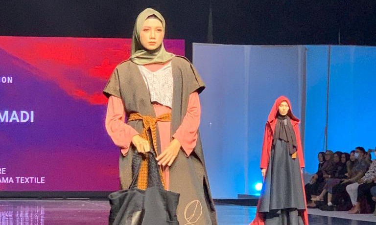Terinspirasi Film Filosofi Kopi, Rosie Rahmadi Tutup JMFW 2023