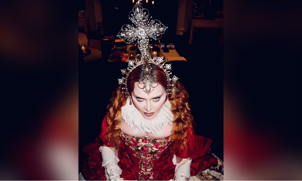 Madonna Kenakan Aksesori Rancangan Rinaldy Yunardi