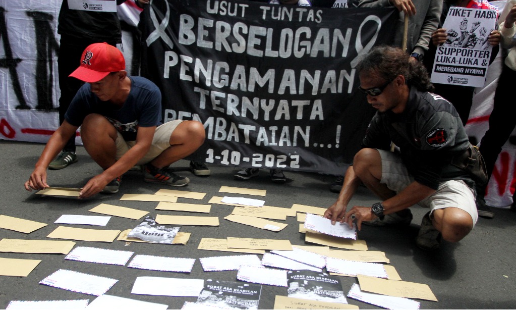 Aremania Kirimkan Ratusan Surat Untuk Jokowi