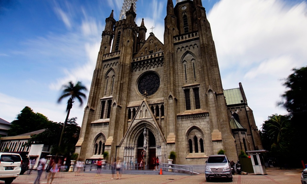Menyambangi Gereja-Gereja Megah Berarsitektur Eropa