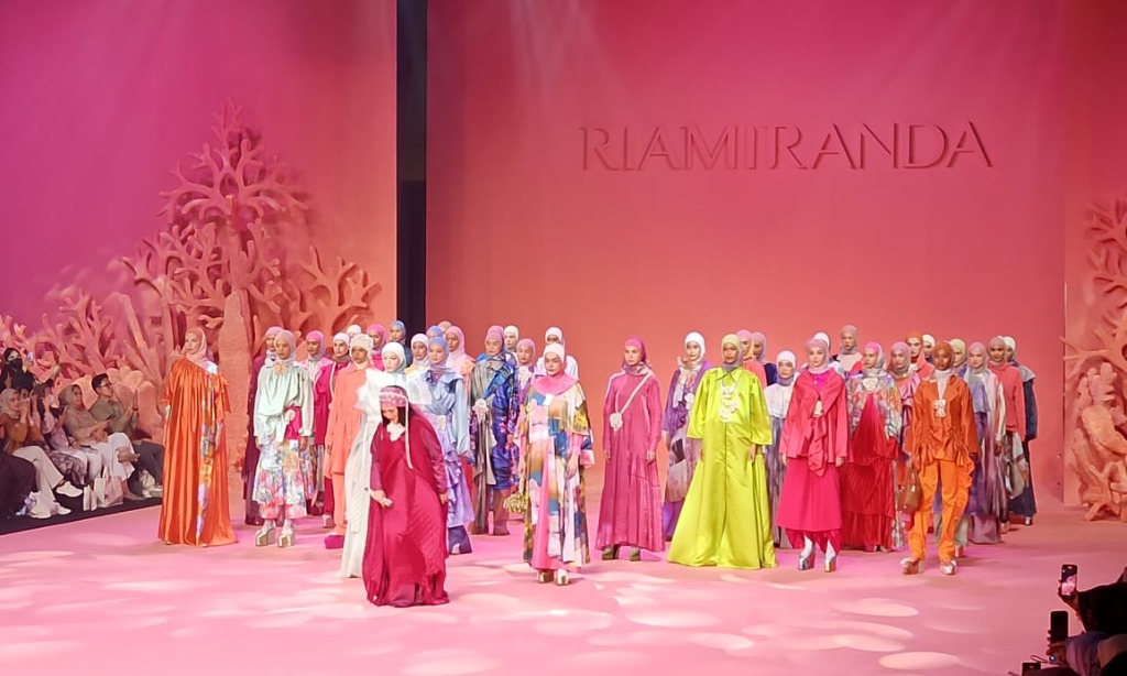 Terinspirasi Ikan Cupang, Ria Miranda Luncurkan Koleksi Terbaru