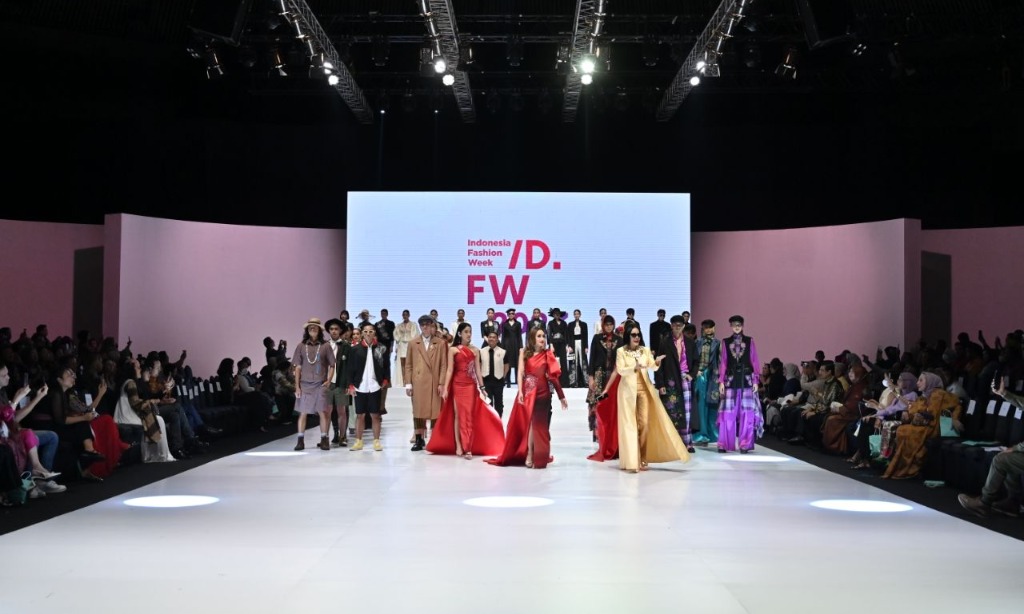 Sulam Karawo Tutup Indonesia Fashion Week 2023