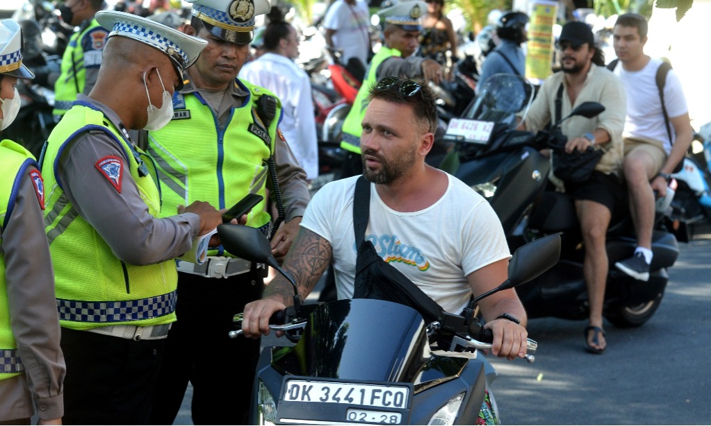 Luhut: Bali Tidak Butuh Turis Nakal Yang Hanya Merusak