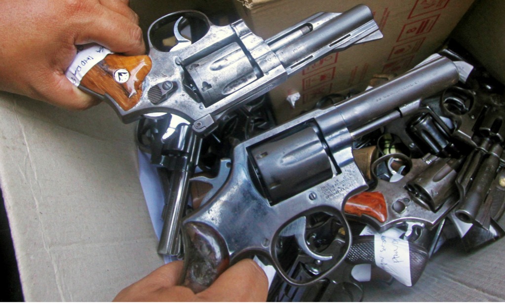 KPK-Polisi Usut Belasan Senpi Di Rumah Saksi