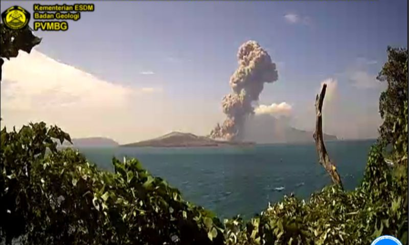 Semburan Erupsi Gunung Anak Krakatau Capai 2,5 Km