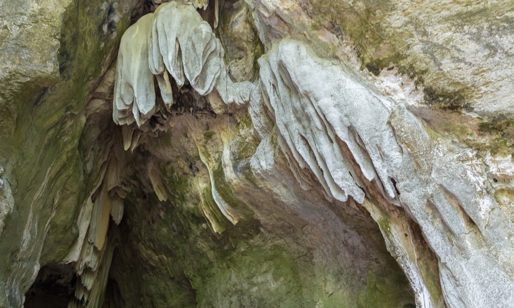 Membuktikan Batu Bergaram Pemantul Cahaya Di Gua Batu Cermin