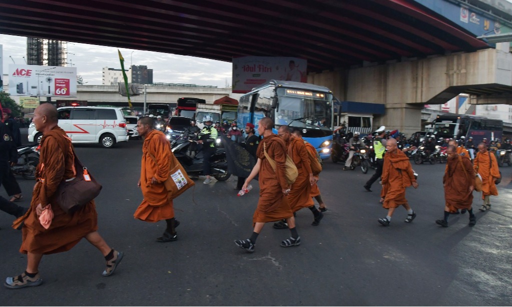 Mengenal Ritual Thudong Yang Dilakukan Para Biksu Menyambut Waisak