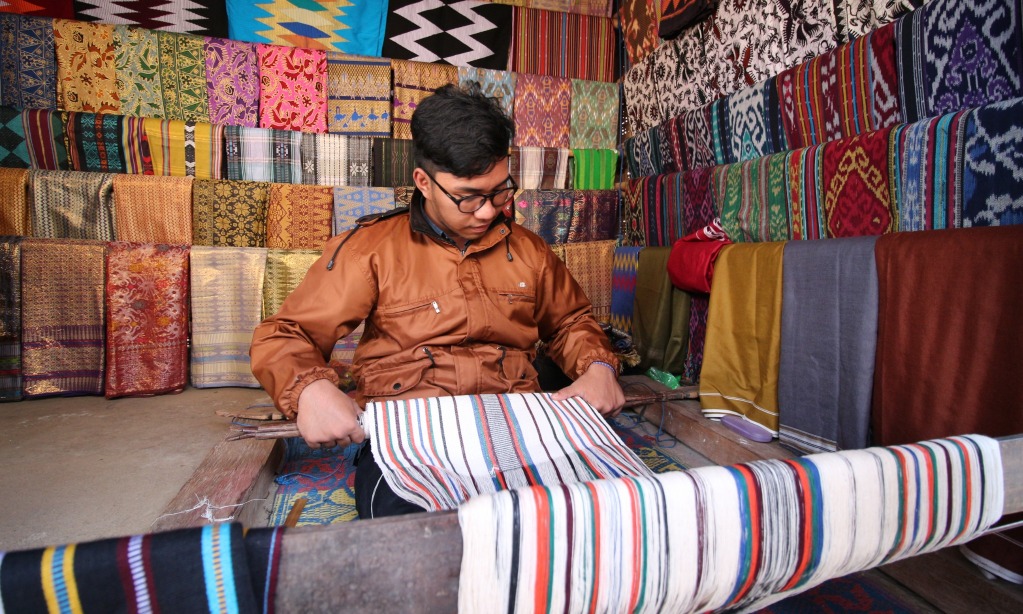 Desa Sukarara, Tempat Wisatawan Belajar Menenun