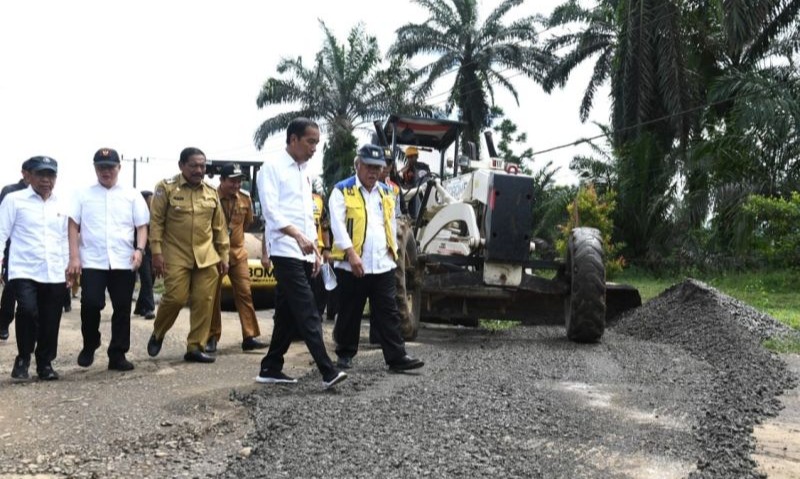Jokowi Sebut Jalan Nasional Rusak Tinggal 10%