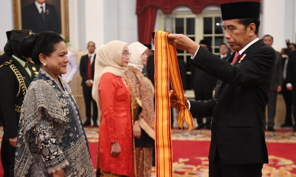 Presiden Anugerahkan Bintang Adipradana Pada Iriana Jokowi