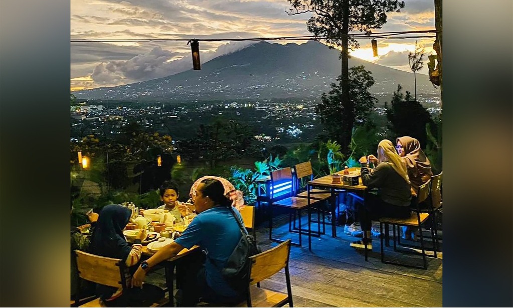 Rekomendasi Kedai Ngopi 'Cantik' Bernuansa Hutan Di Bogor