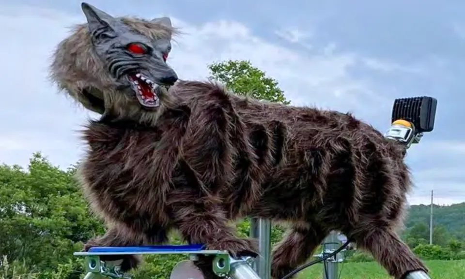 Jepang Lawan Gangguan Beruang Dengan Robot Serigala Monster