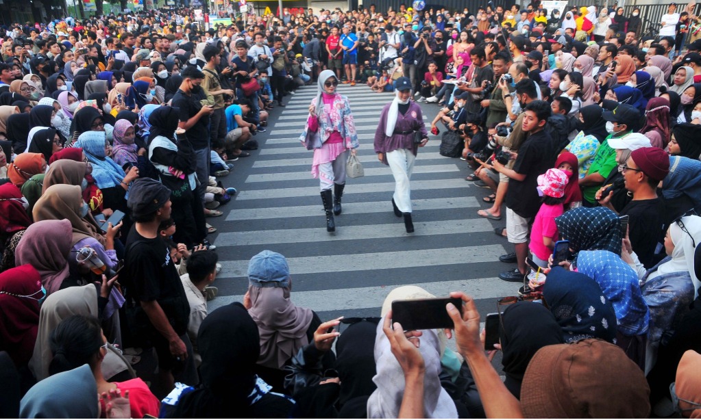 Soal Fesyen, Milenial Lebih <i>Sporty</i>, Gen Z Suka Retro