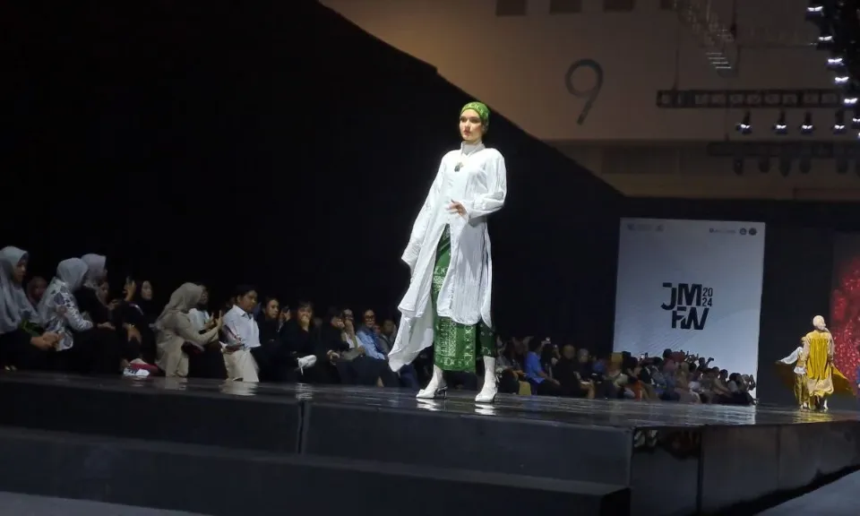 Danjyo Hiyoji Angkat Keindahan Batik Mukomuko Di JMFW 2024