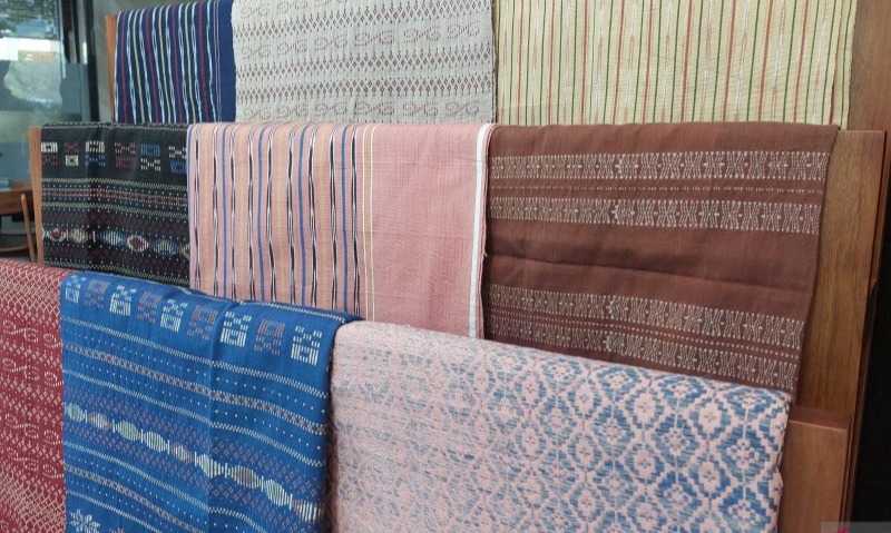 Kiat Merawat Kain Tradisional Berpewarna Alami
