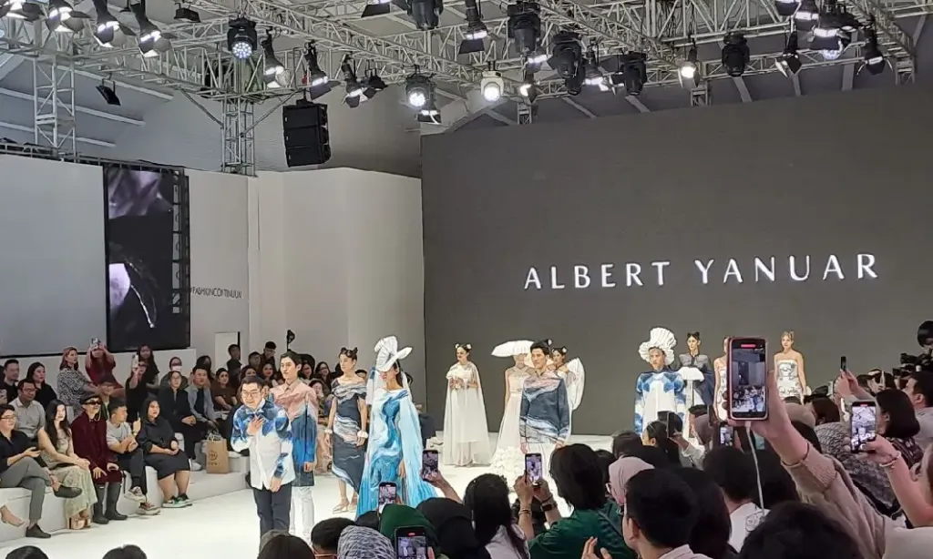 Albert Yanuar Curi Perhatian JFW 2024 Dengan Koleksi "Shapeshifter"
