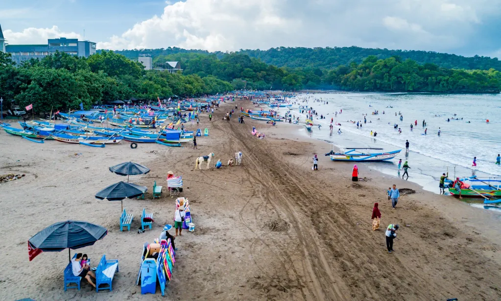 Usai Gempa, Warga Kembali Berwisata Di Pangandaran