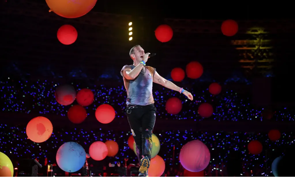 Chris Martin Ciptakan Lagu Soal Kemacetan Manila