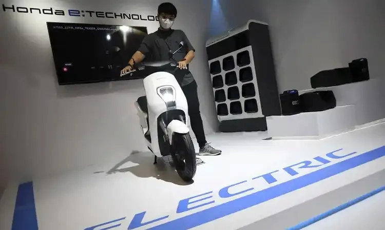 Standardisasi Charger Motor Listrik Tengah Digarap, Ini Urgensinya