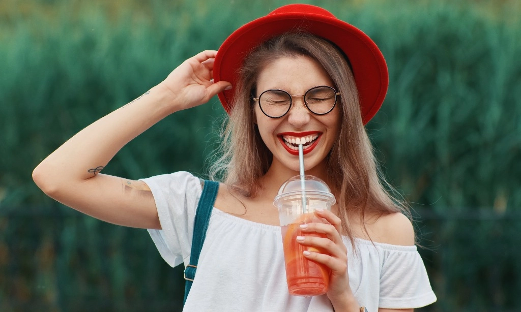 Benarkah Minum Dengan Sedotan Bisa Sebabkan Penuaan Dini?