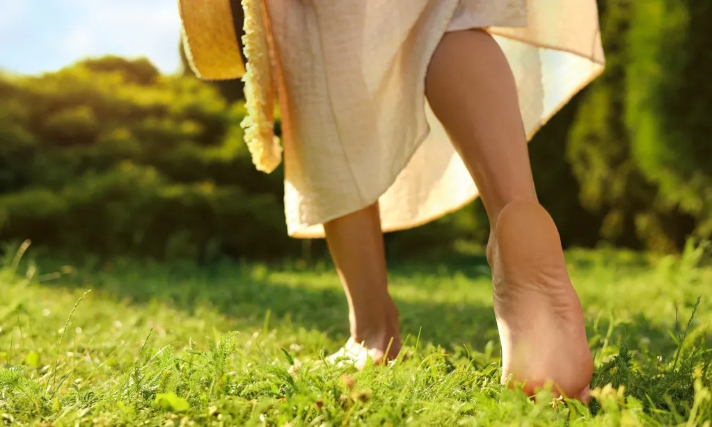 Manfaat Berjalan Tanpa Alas Kaki Di Luar Ruangan