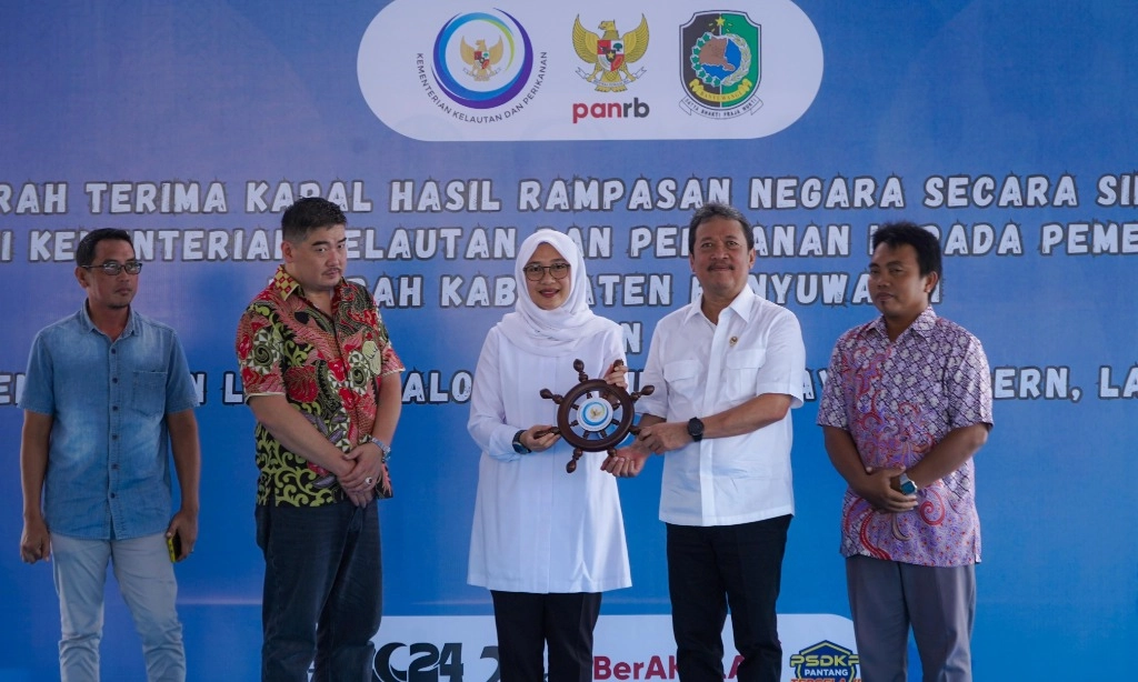 KKP Serahkan Kapal Rampasan ke Nelayan