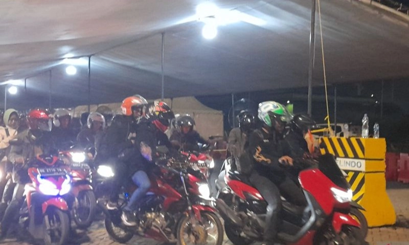 <p id="isPasted">Pemudik Membludak, Pelindo Regional II Banten Tambah <em>Buffer Zone</em></p>