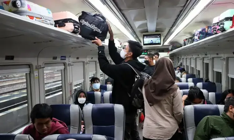 <p>KAI Daop 1 Perkirakan Puncak Arus Mudik Hari Ini, 47 Ribu Penumpang</p>