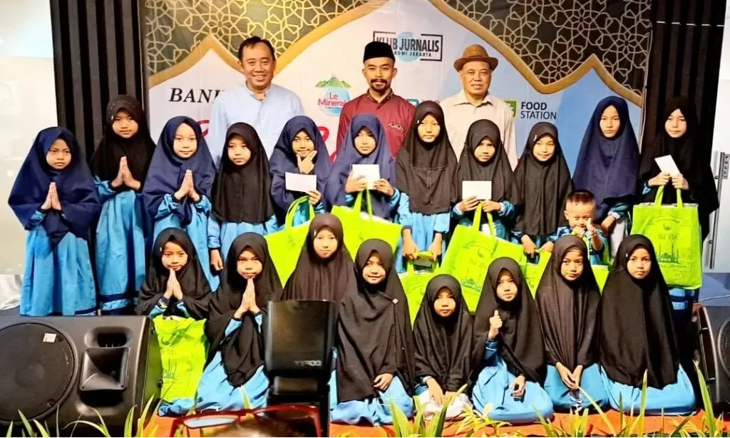 <p>Gandeng Bank DKI dan Sejumlah Perusahaan, KJEJ Santuni Yatim Piatu</p>