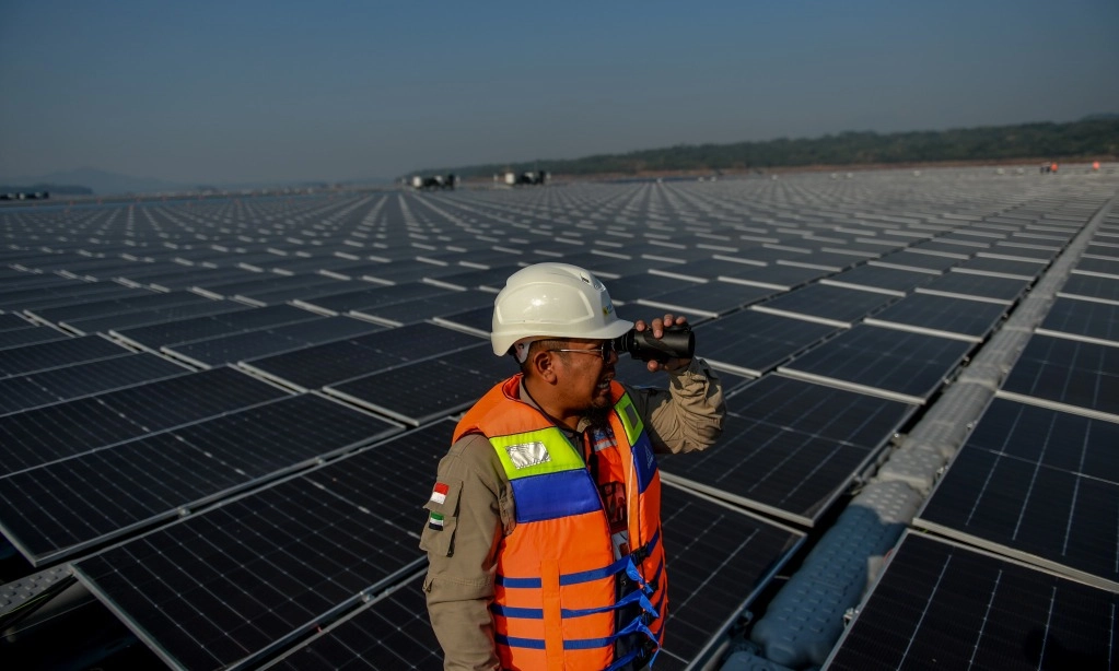 <p id="isPasted">Airlangga Konfirmasi Masdar Siap Investasi Pembangkit EBT 1,2 GW Di IKN</p>