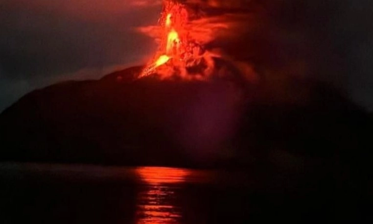 <p>PVMBG Peringatkan Tsunami Dari Erupsi Gunung Ruang</p>
