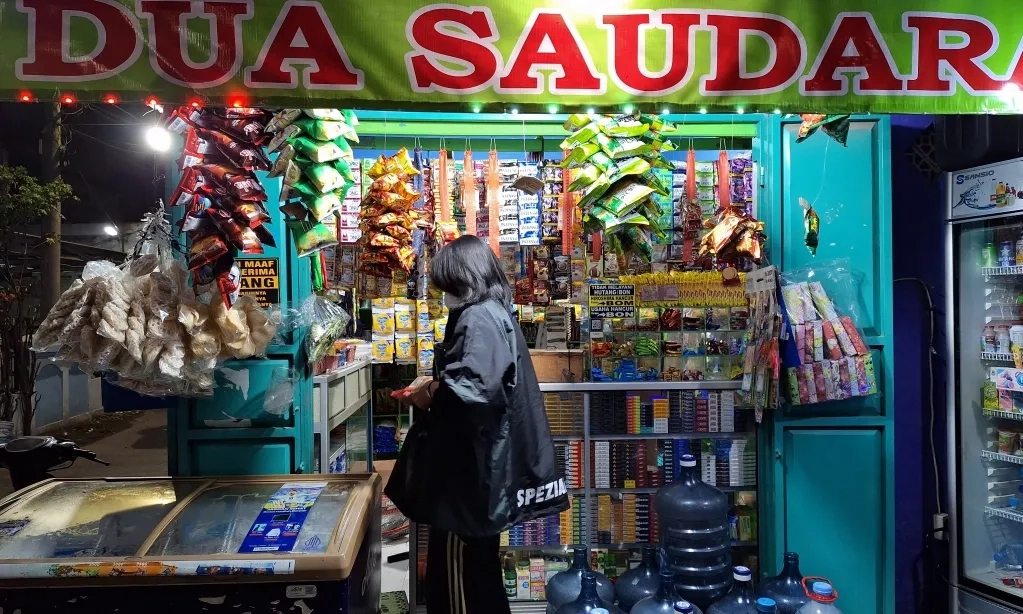 <p>Teten: Tak Ada Aturan Pembatasan Jam Operasional Warung Madura</p>