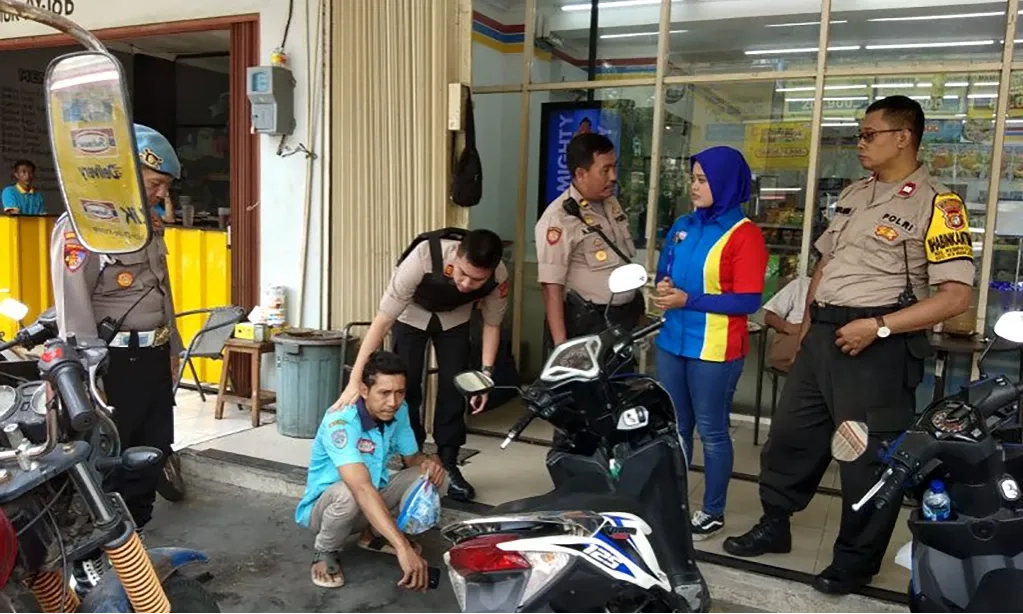 <p>DKI Tertibkan Juru Parkir Liar Di Minimarket</p>