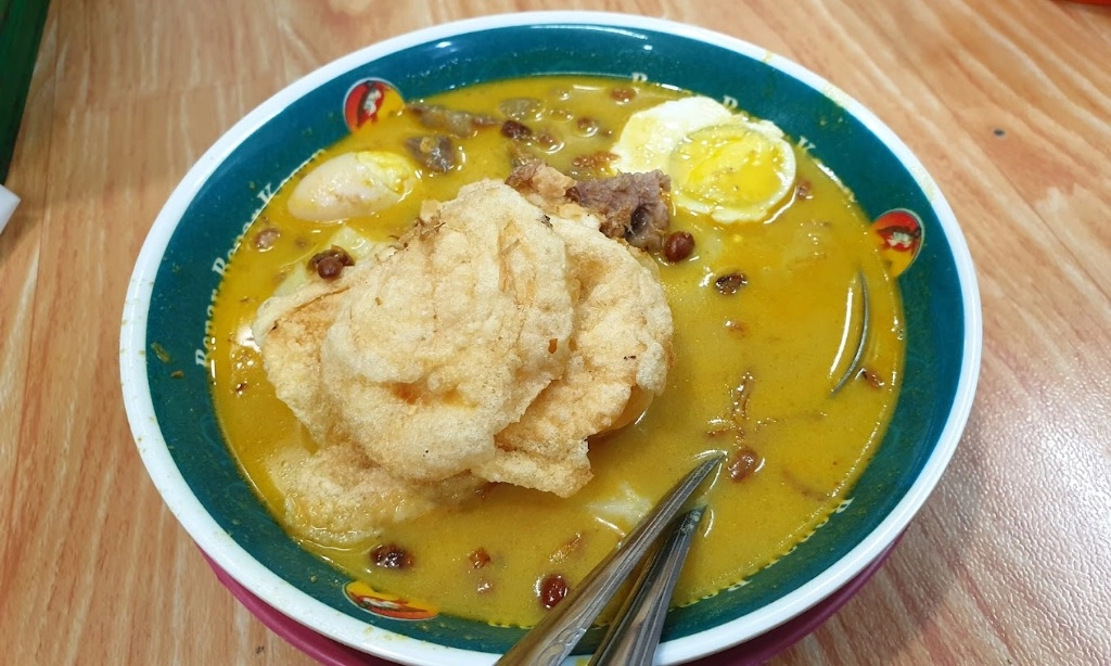 <p>Lontong Kari Kebon Karet, Kuliner Legendaris Khas Parahnyangan</p>