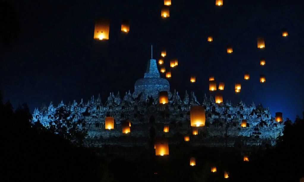 <p>Rekomendasi Wisata Merayakan Libur Waisak</p>