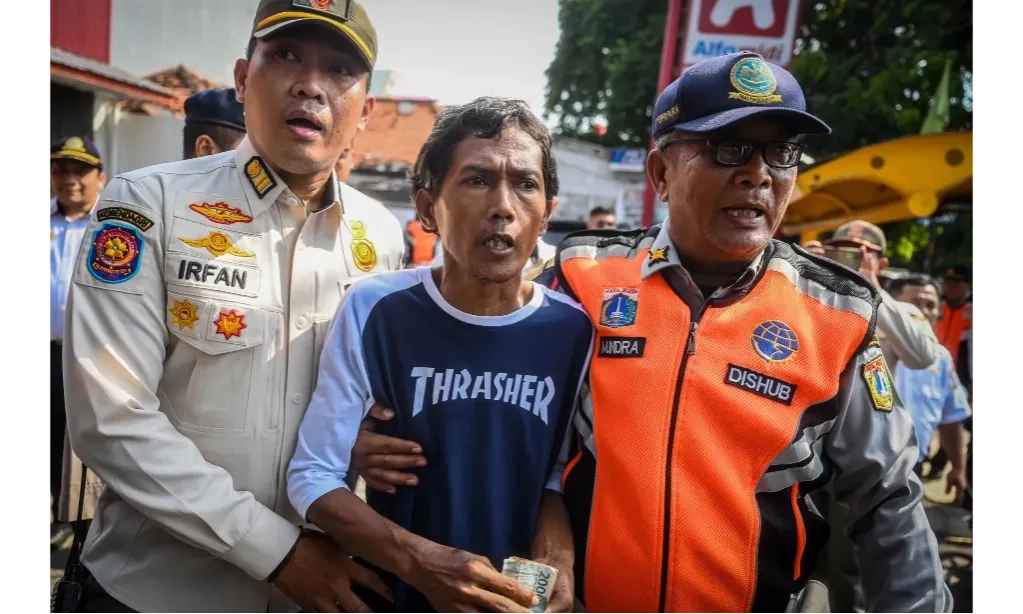 <p>Ratusan Juru Parkir Liar Di Minimarket Di Jakarta Ditindak</p>