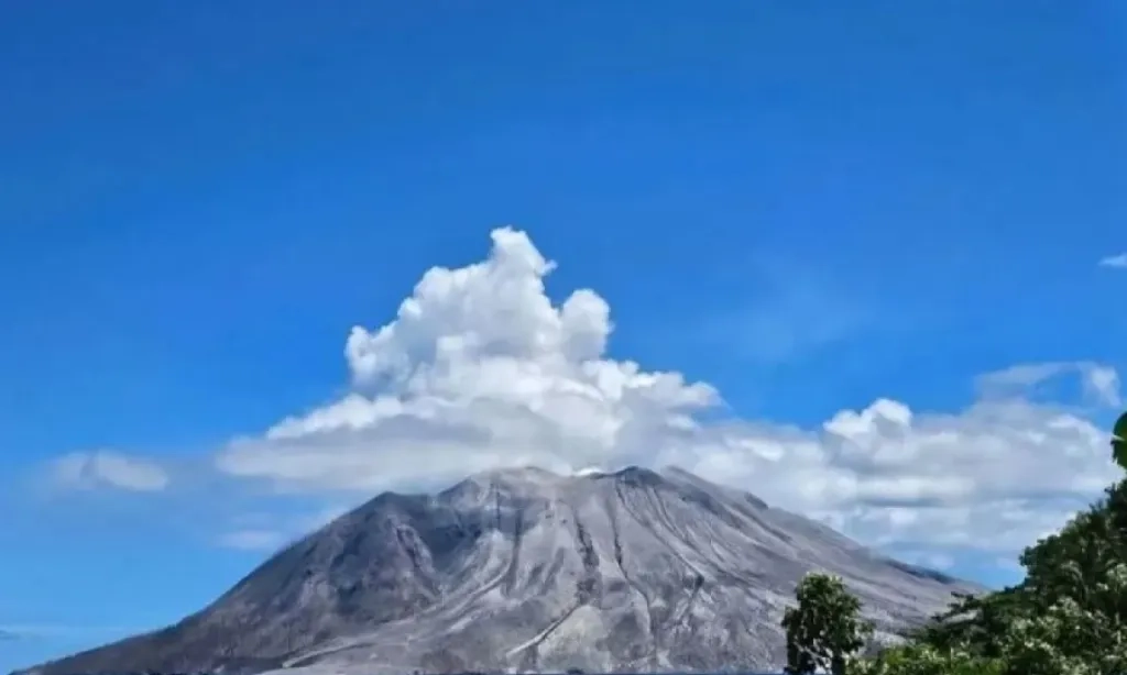 <p>PVMBG Turunkan Status Gunung Ruang Ke Waspada</p>