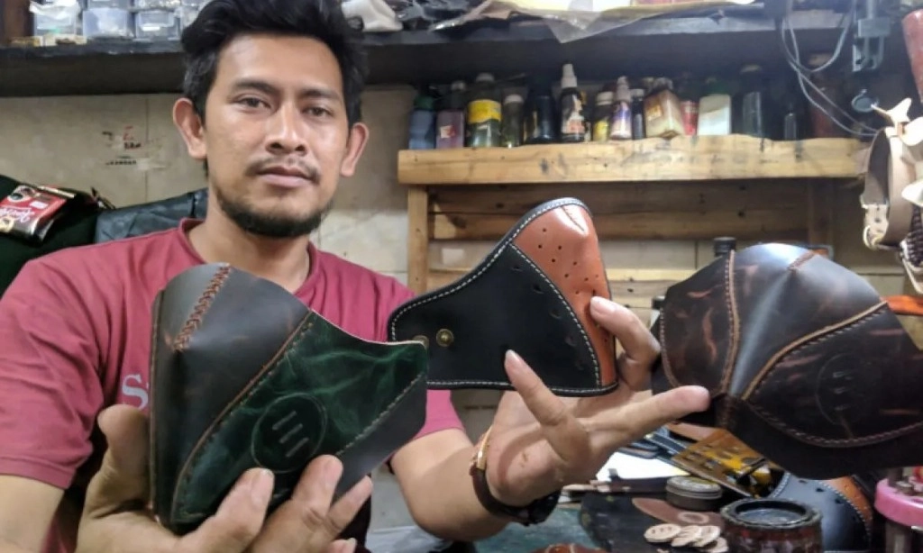 <p id="isPasted">Desainer Hermes Jadi <em>Coach</em> di Pelatihan Perajin Kulit Garut</p>