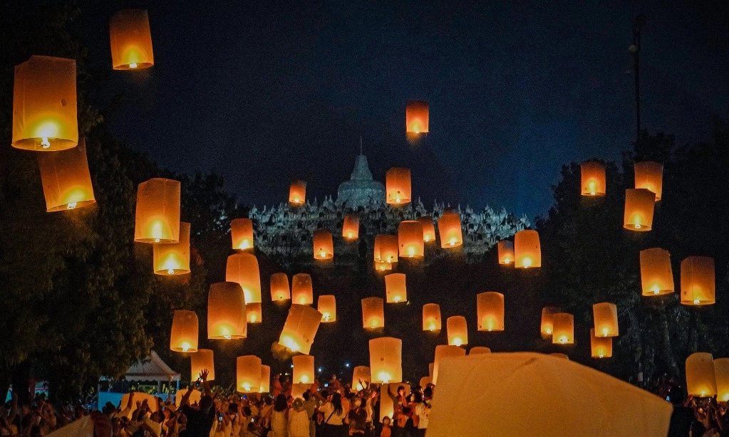 <p id="isPasted">Makna Di Balik Festival Lampion Waisak</p><p>&nbsp;</p>