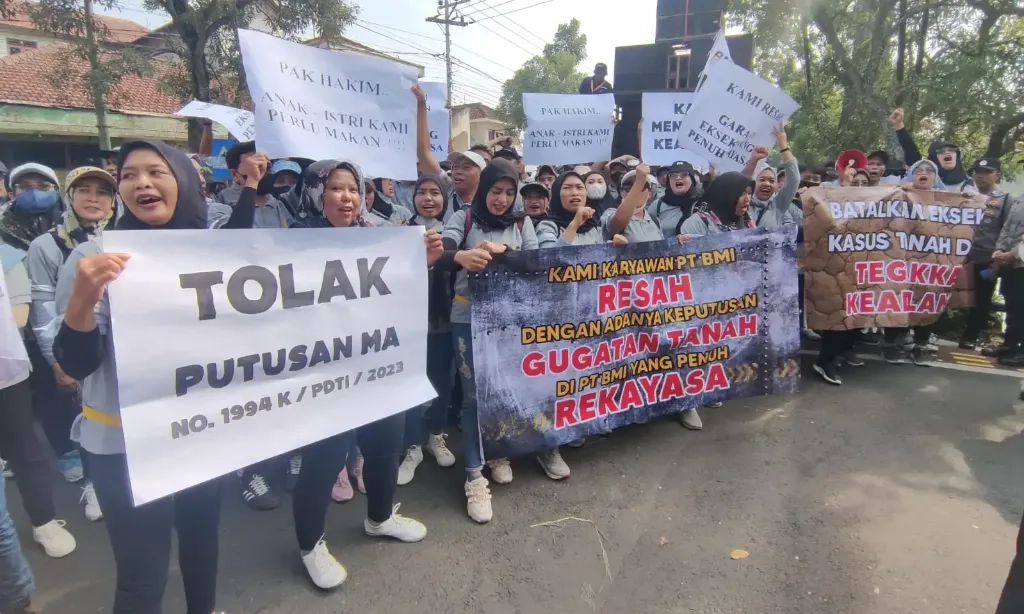<p>Resah Pabrik Akan Dieksekusi, Ratusan Karyawan PT BMI Geruduk PN Kepanjen</p>