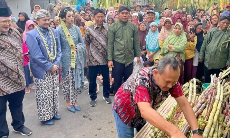 <p id="isPasted">Pabrik Gula Redjosarie Magetan Targetkan Giling 3,1 Juta Kuintal Tebu</p>