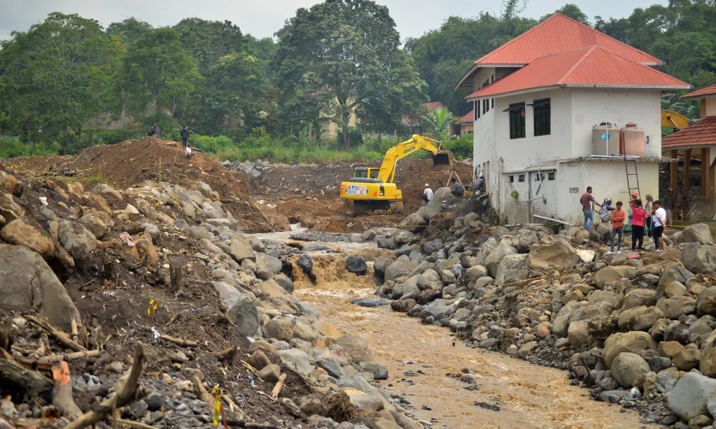 <p>BNPB Ledakkan Batu Gunung Marapi</p>